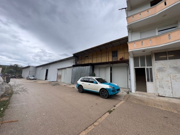 Attractive Ulcinj property: quiet street, modern building with beige balcony, easy parking. Ideal investment via immorenta.me.