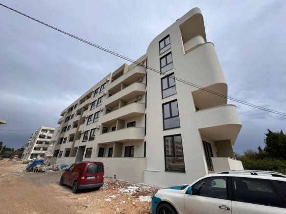 Contemporary Ulcinj apartment building with spacious balconies, ideal for investment. Listed on immorenta.me by ekosphere doo.