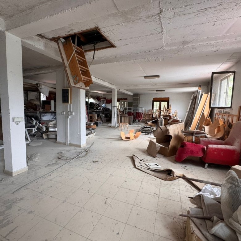 Investment opportunity in Ulcinj: spacious property with abundant natural light, ready for renovation. Listed by immorenta.me.