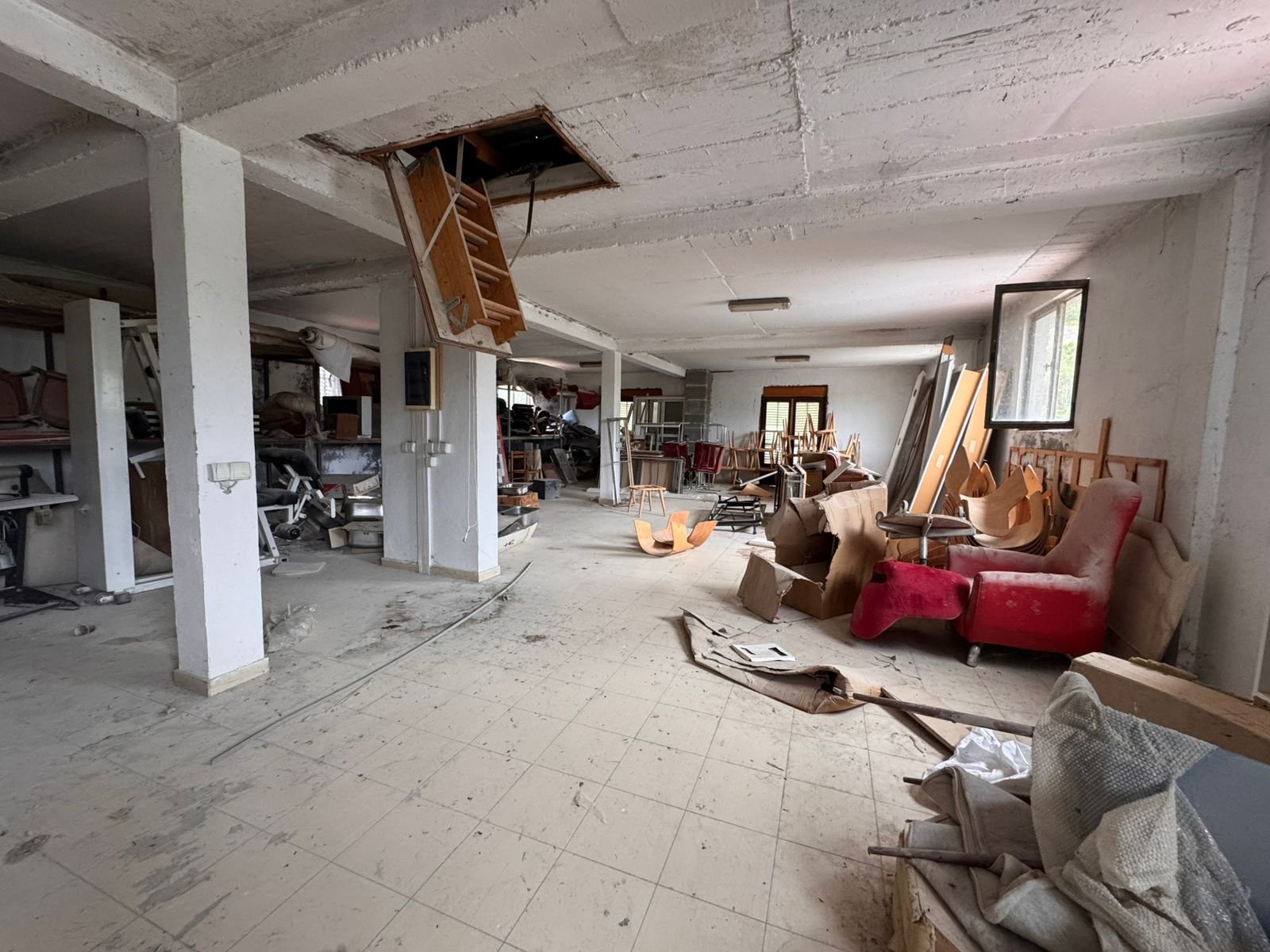 Investment opportunity in Ulcinj: spacious property with abundant natural light, ready for renovation. Listed by immorenta.me.