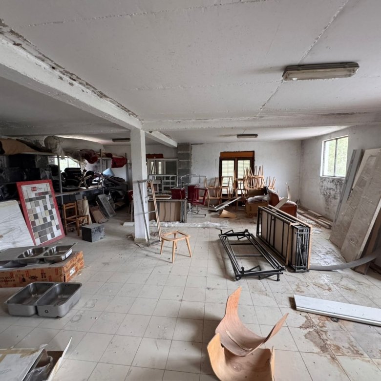 Spacious Ulcinj property with renovation potential, natural light, tiled floors. Ideal investment via immorenta.me by ekosphere doo.