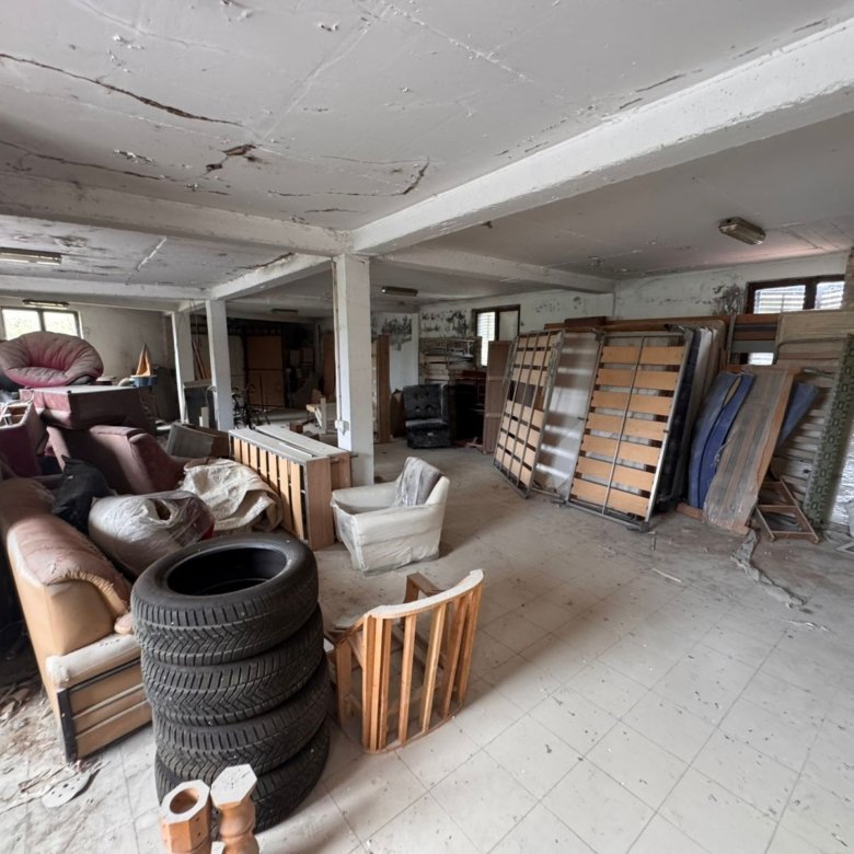 Spacious Ulcinj basement/garage with white walls, tiled floor&mdash;ideal for renovation or storage. Exclusive at immorenta.me by ekosphere doo.