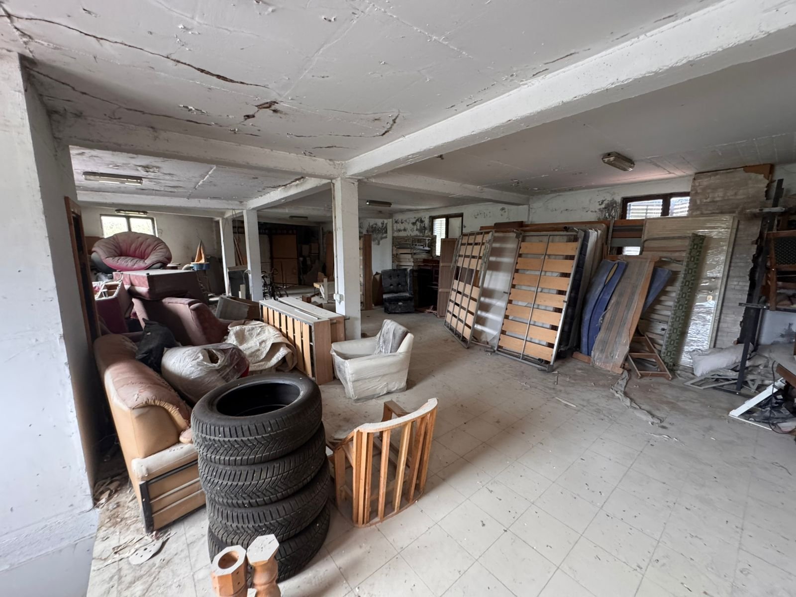 Spacious Ulcinj basement/garage with white walls, tiled floor&mdash;ideal for renovation or storage. Exclusive at immorenta.me by ekosphere doo.