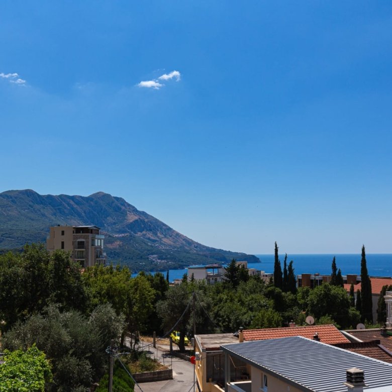 Stunning Ulcinj real estate: red-roofed homes, lush greenery, sea views, and mountains. Invest in Montenegro with ekosphere doo.