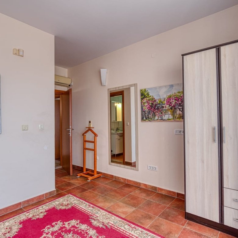 Elegant Ulcinj property: bright room with quality wardrobe, mirror, bath access, stylish tiles&mdash;exclusive on immorenta.me by ekosphere doo.