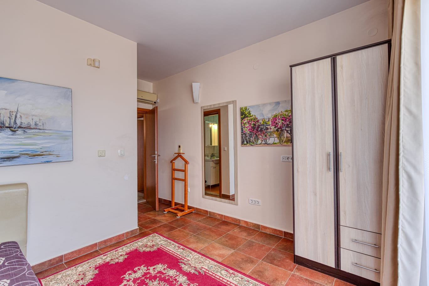 Elegant Ulcinj property: bright room with quality wardrobe, mirror, bath access, stylish tiles&mdash;exclusive on immorenta.me by ekosphere doo.