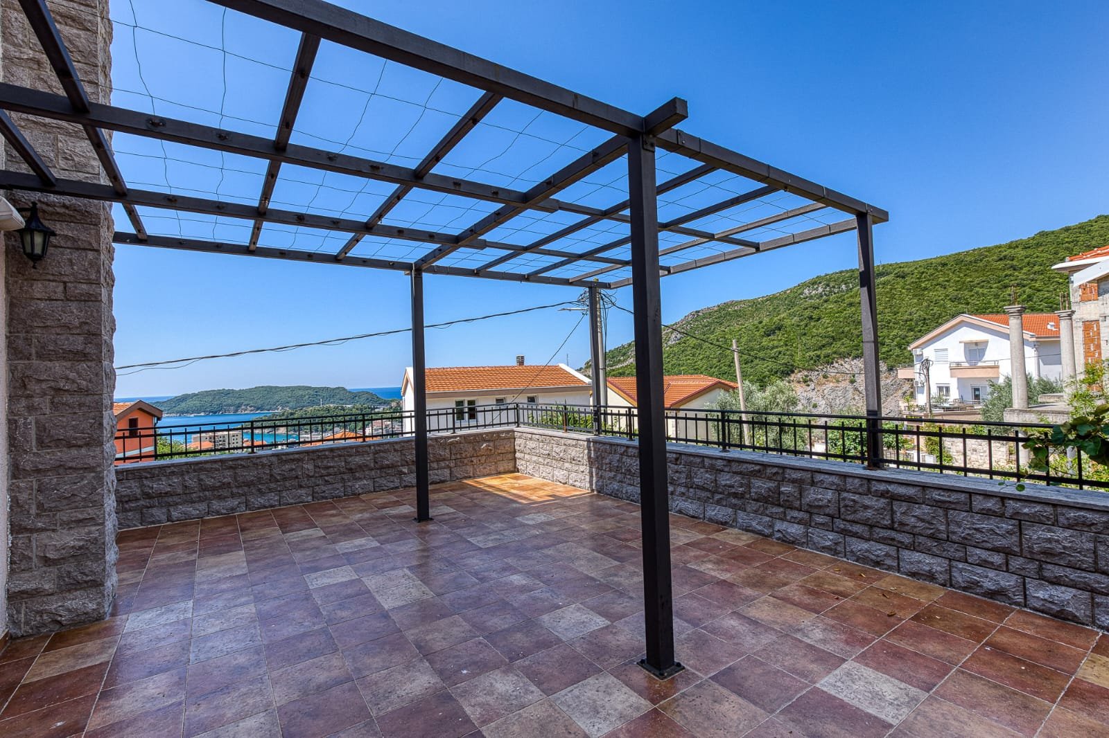 Experience luxury living on this expansive tiled terrace, boasting sea and green hill views in Ulcinj. Exclusive at immorenta.me by ekosphere doo.