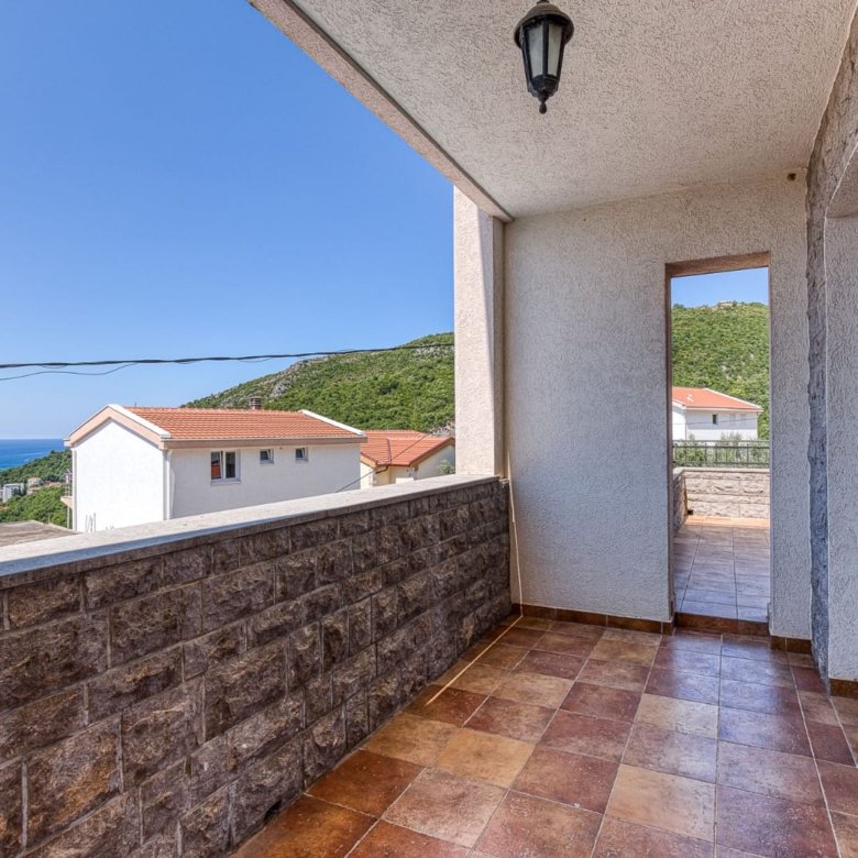 Spacious tiled balcony with sea views in Ulcinj, ideal investment property. Exclusive at immorenta.me by ekosphere doo.