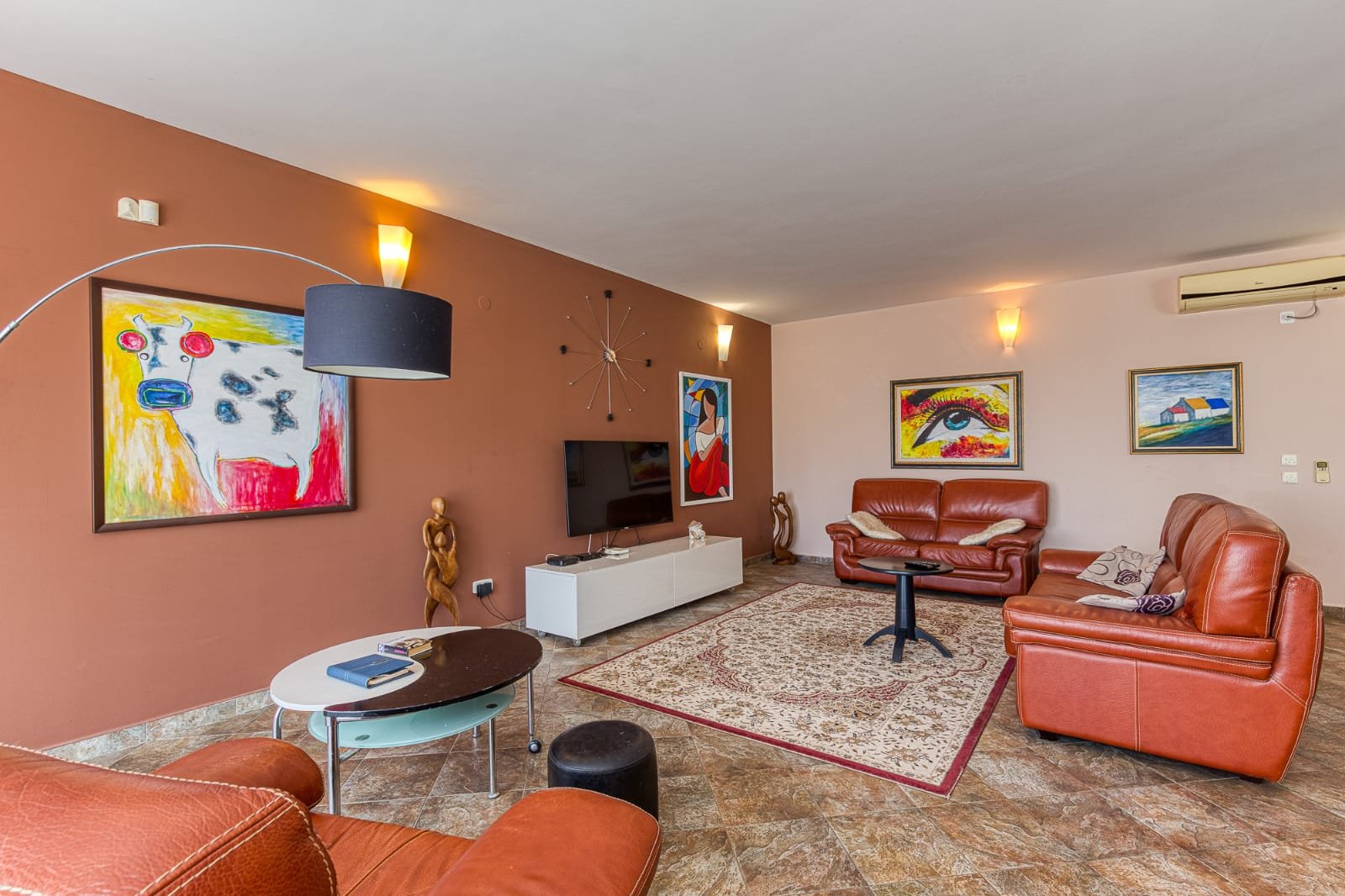 Elegant Ulcinj apartment: tiled flooring, brown leather sofas, modern d&eacute;cor. Exclusive Montenegro listing by ekosphere doo.