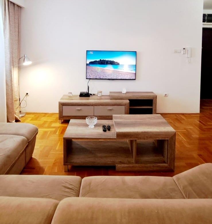 Modern living room in Ulcinj, Montenegro with beige sofas, wood accents, parquet floors&mdash;exclusive on immorenta.me by ekosphere doo.