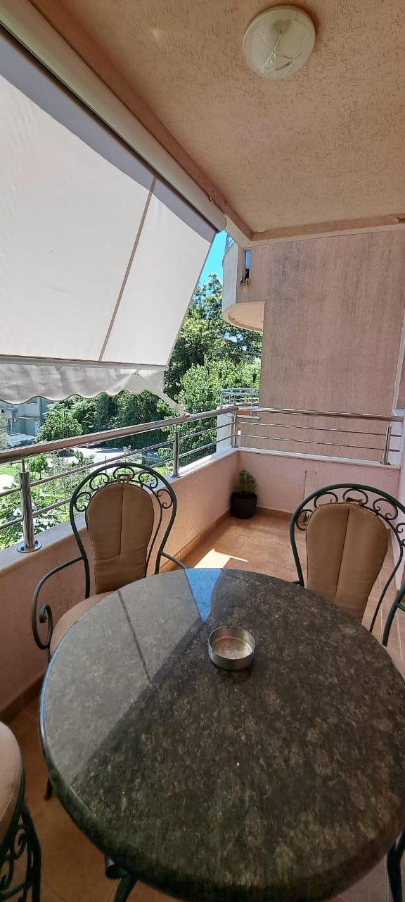 Modern tiled balcony in Ulcinj, Montenegro with shaded seating, lush view&mdash;perfect investment via immorenta.me by ekosphere doo.