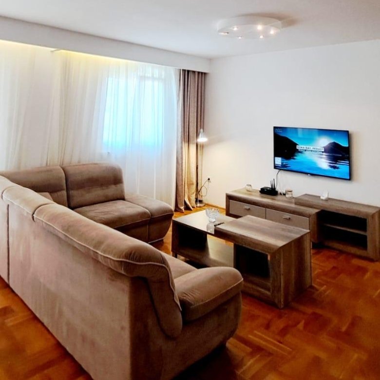 Stylish Ulcinj apartment: modern living room, parquet floors, L-shaped sofa, ideal investment. Listing by ekosphere doo on immorenta.me.