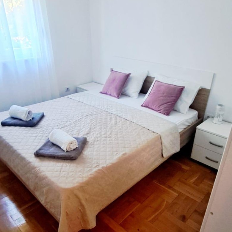Bright Ulcinj bedroom with double bed, premium linens, wooden floors, and large window&mdash;listed on immorenta.me by ekosphere doo.