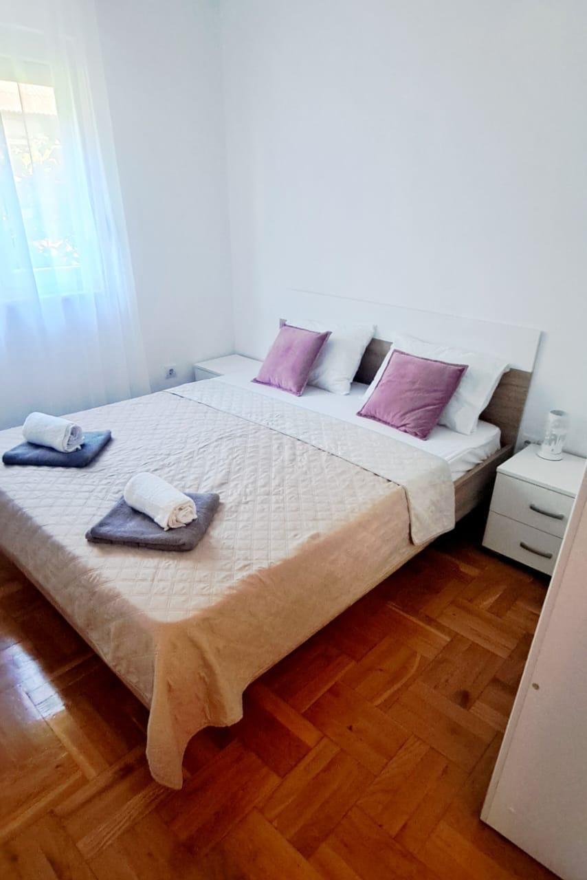 Bright Ulcinj bedroom with double bed, premium linens, wooden floors, and large window&mdash;listed on immorenta.me by ekosphere doo.