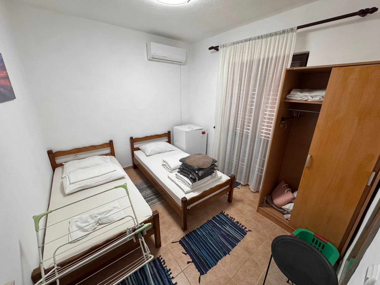 Bright Ulcinj bedroom with twin beds, wardrobe, AC, fridge, ideal investment. Listed on immorenta.me by ekosphere doo.
