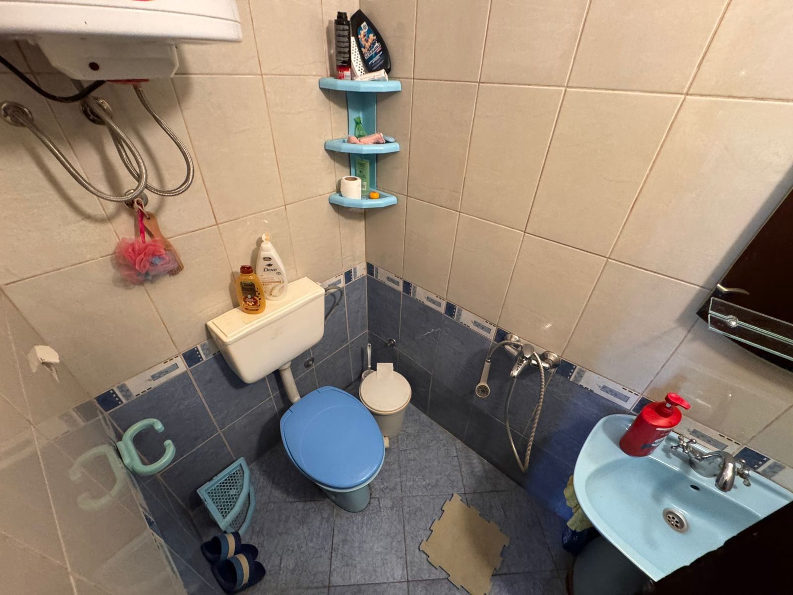 Modern bathroom in Ulcinj with sleek toilet and sink, ideal for investors. Discover premium homes on immorenta.me by ekosphere doo.