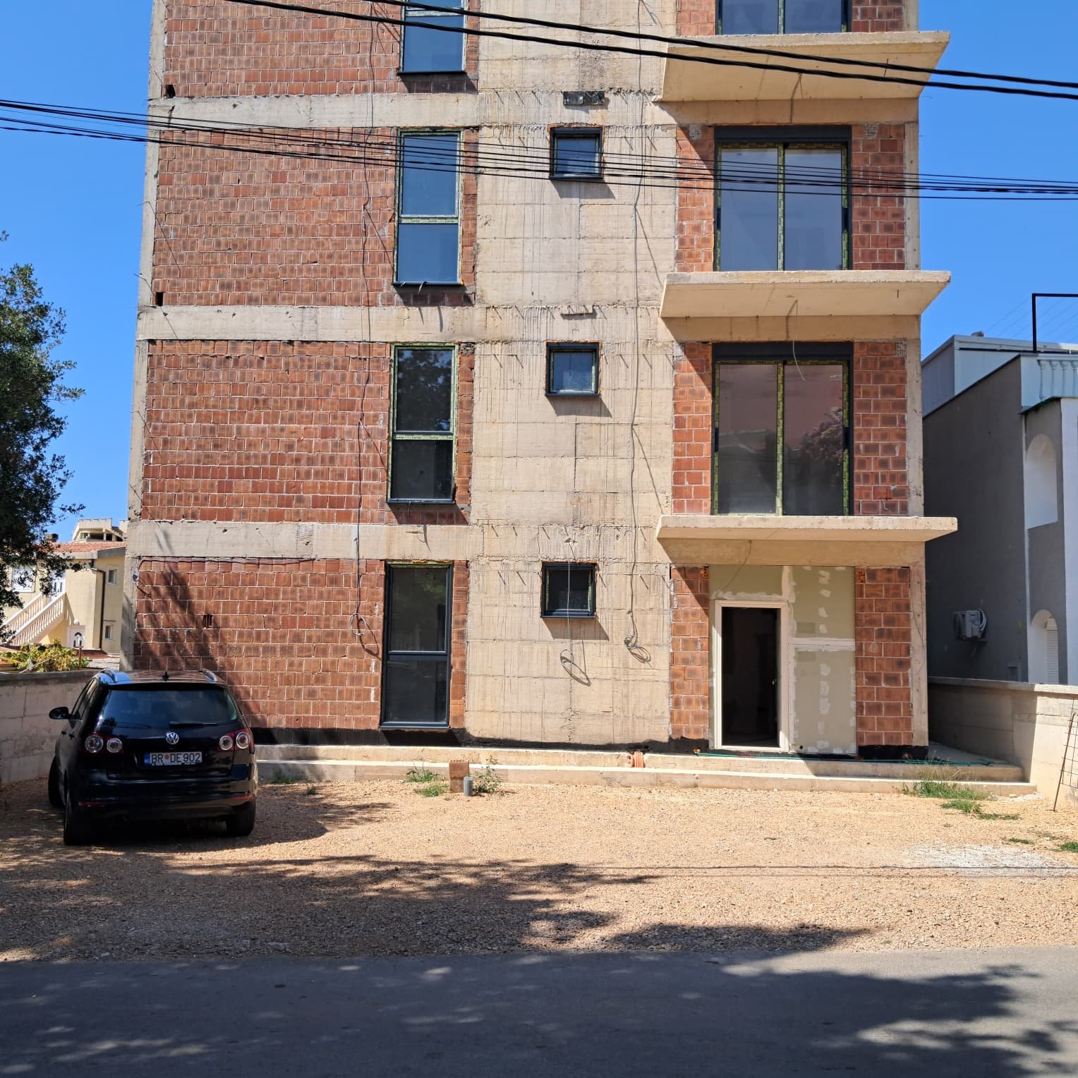 Prime investment opportunity in Ulcinj: unfinished 4-story brick apartment building with parking, listed on immorenta.me.