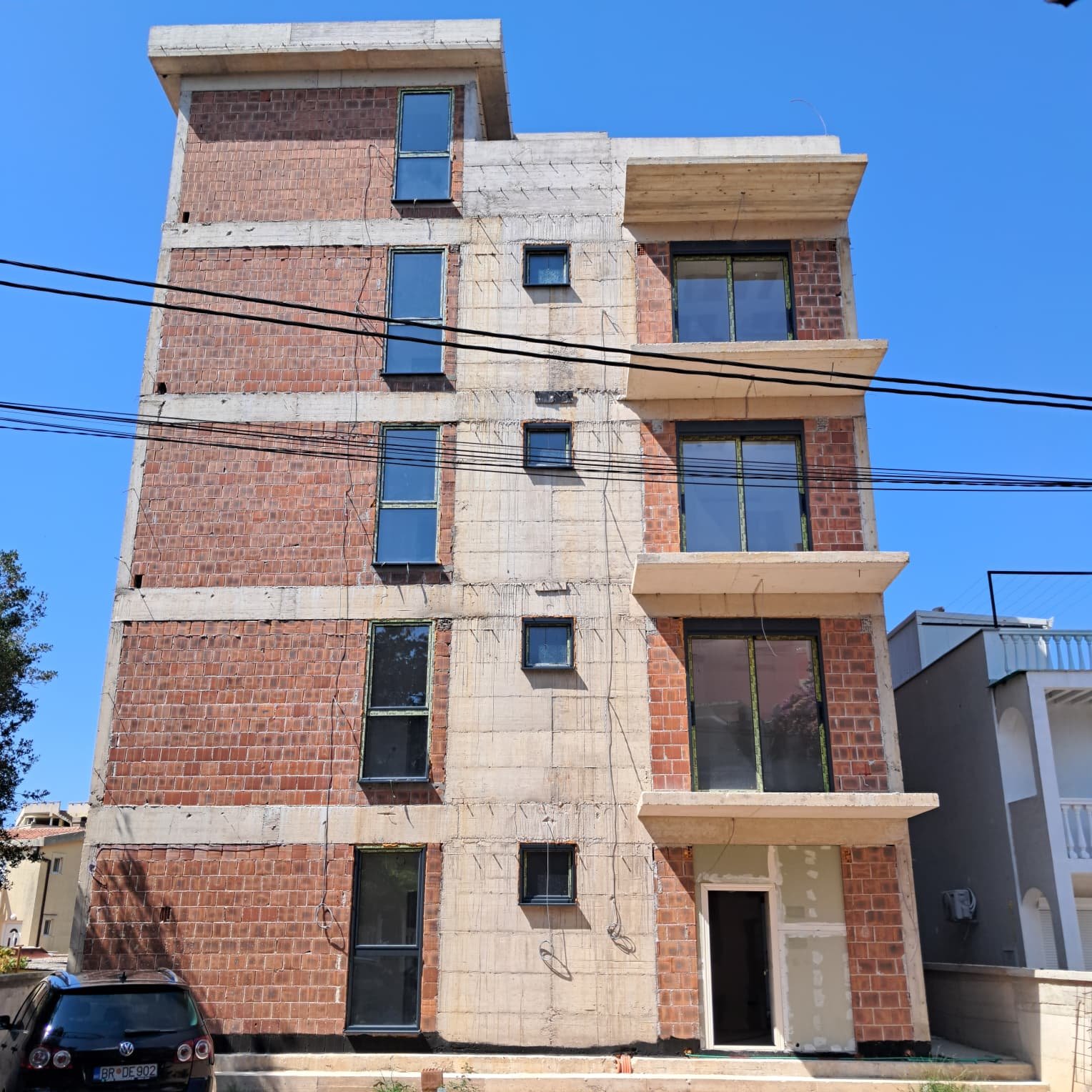 Prime investment in Ulcinj: four-story unfinished building beside a white house, great potential, listed by immorenta.me/Ekosphere doo.