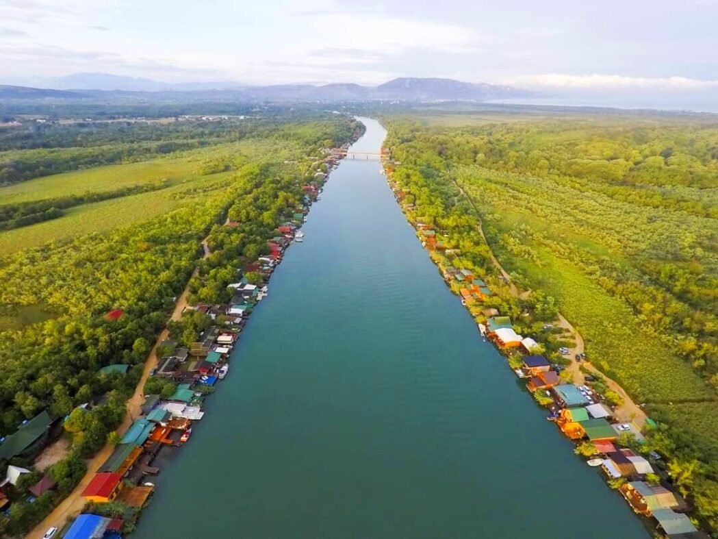 Luftaufnahme des Dreiecks Ada Bojana mit D&uuml;nen, Holzh&auml;usern und der Adriak&uuml;ste - Montenegro Listings