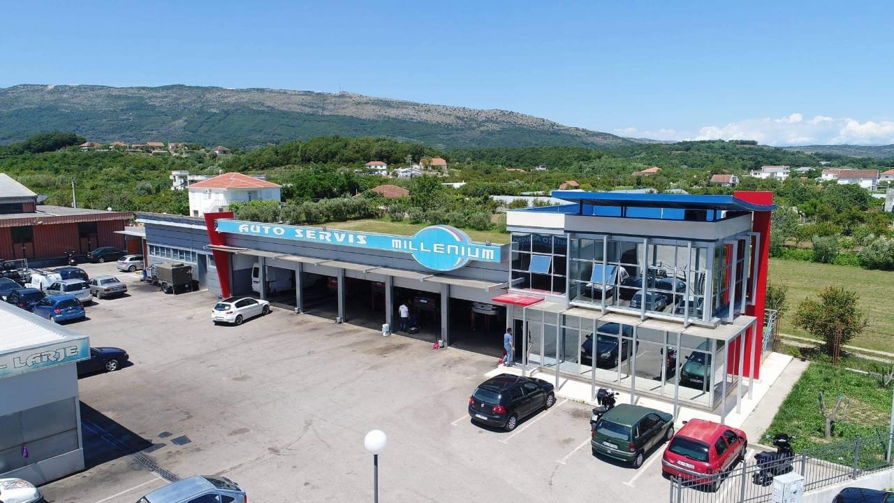 Erstklassige Gewerbeimmobilie in Ulcinj: modernes Auto-Service-Center, Glasfront, Servicebuchten, Parkplatz, Bergblick - investieren Sie &uuml;ber immorenta.me, ein Projekt von ekosphere doo.