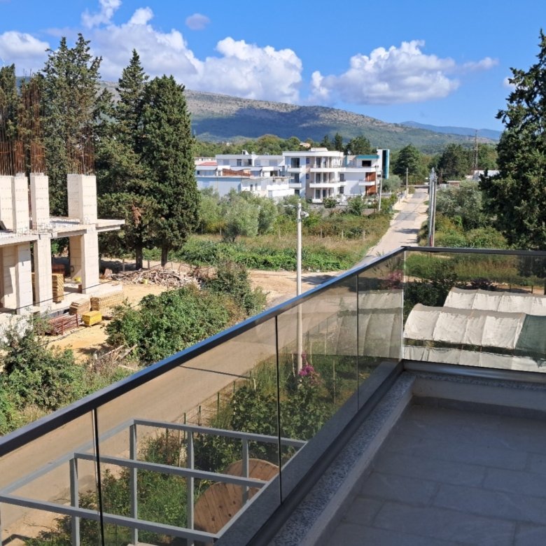 Stunning Ulcinj investment view: modern homes, lush greenery, mountain backdrop. Exclusive at immorenta.me by ekosphere doo.
