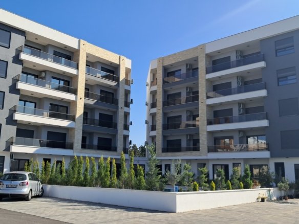 Erstklassige Wohnungen in Ulcinj: 4-st&ouml;ckige moderne Geb&auml;ude mit Balkonen, gro&szlig;en Fenstern, angelegten G&auml;rten. Investieren Sie &uuml;ber immorenta.me von ekosphere doo.