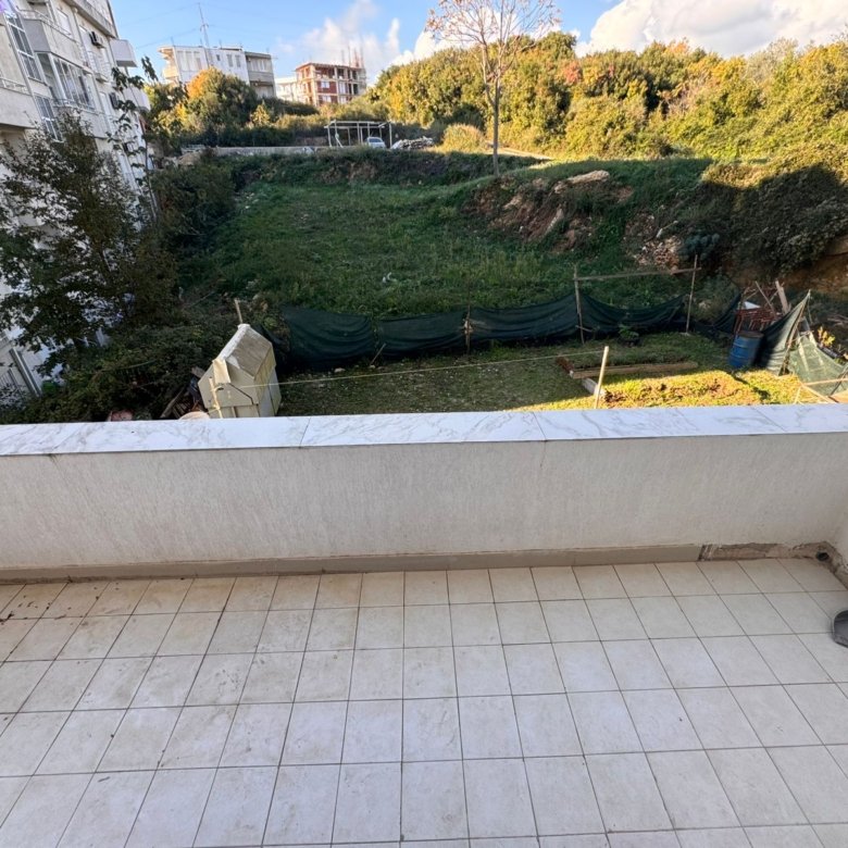 Discover investment potential with this Ulcinj property&mdash;a tiled balcony offering green yard views. Exclusive at immorenta.me.