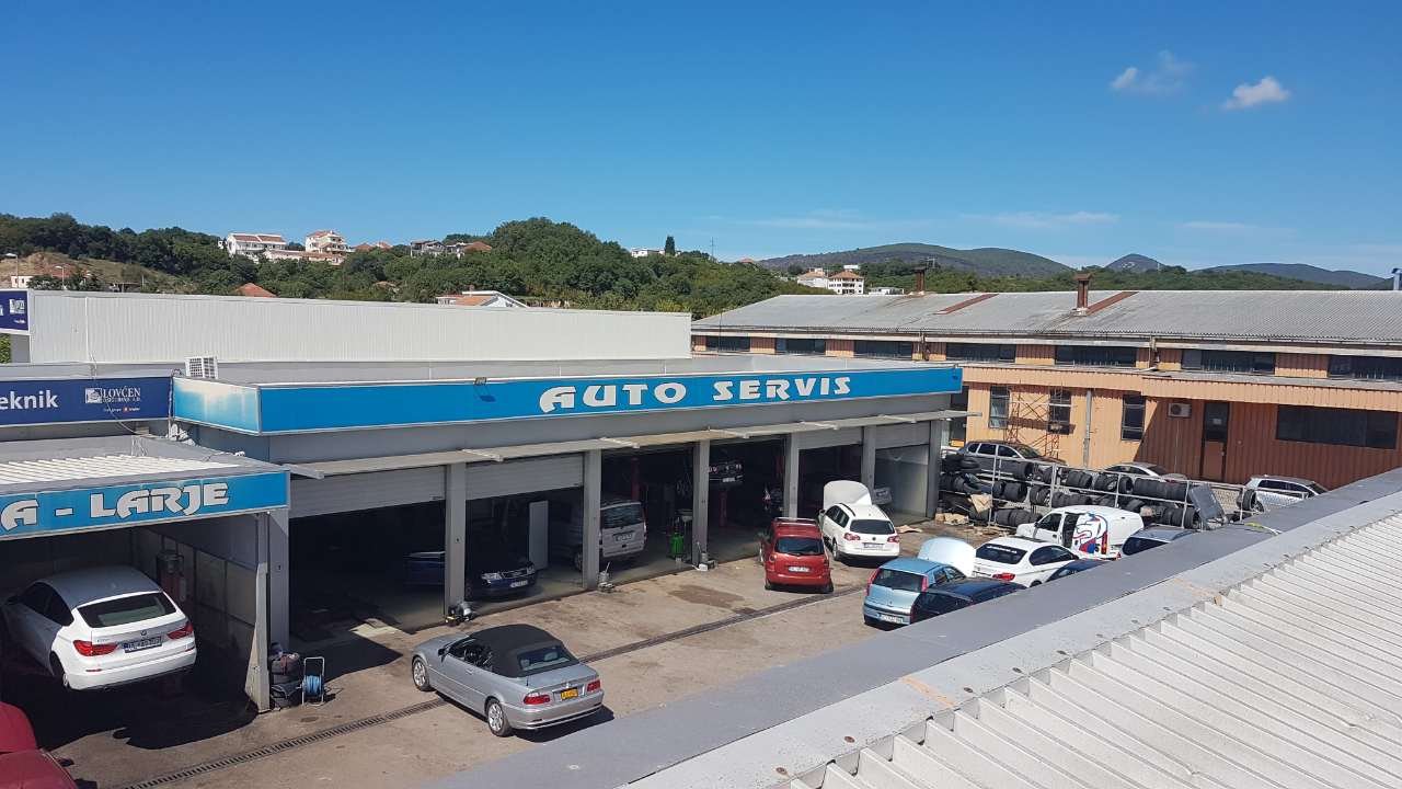 Premium auto service garage in Ulcinj, ideal investment; multiple bays, ample parking, scenic views. Exclusive at immorenta.me.