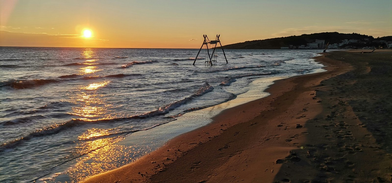 Atemberaubender Sonnenuntergang in Ulcinj: Sandstrand, sanfte Wellen, malerische K&uuml;stenlinie mit stilvollen H&auml;usern. Investieren Sie noch heute in Montenegro-Immobilien!