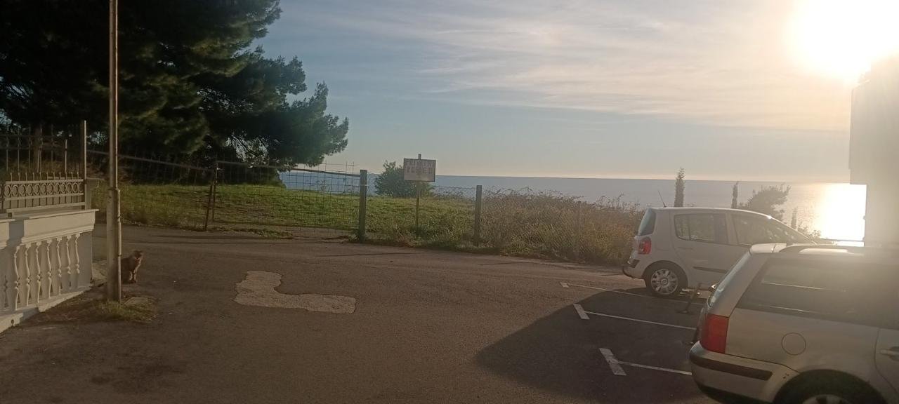 Prime Ulcinj property: sunny sea views, fenced parking, lush lawn. Exclusive at immorenta.me by ekosphere doo.