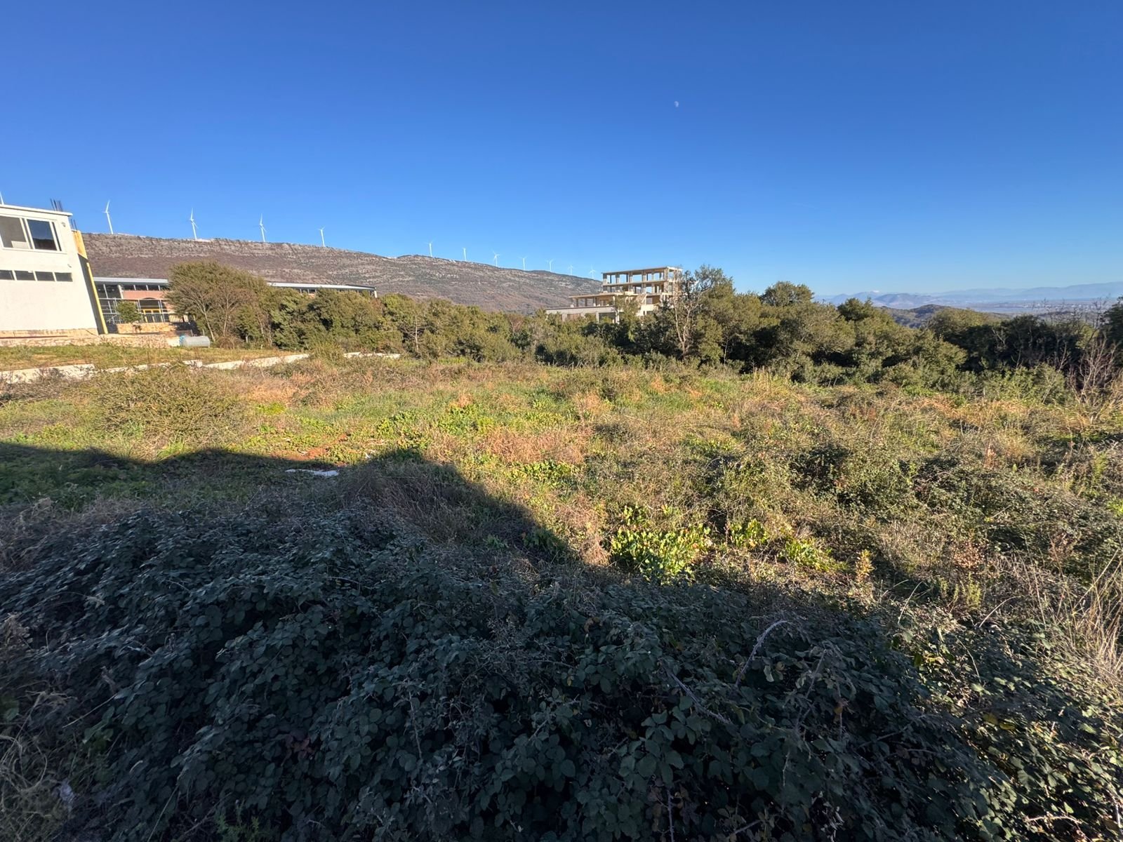 Prime investment opportunity: expansive Ulcinj land with development potential, scenic views, near amenities. Eksosphere doo project.