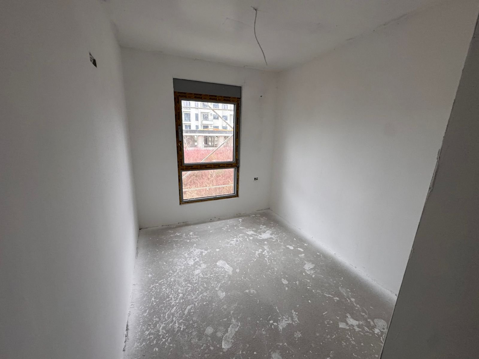 Bright room featuring two large windows, ideal for investment or living in Ulcinj, listed by immorenta.me (ekosphere doo).