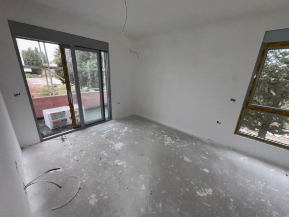 Spacious unfinished room with balcony access in Ulcinj, ideal for investors&mdash;exclusive on immorenta.me by ekosphere doo.