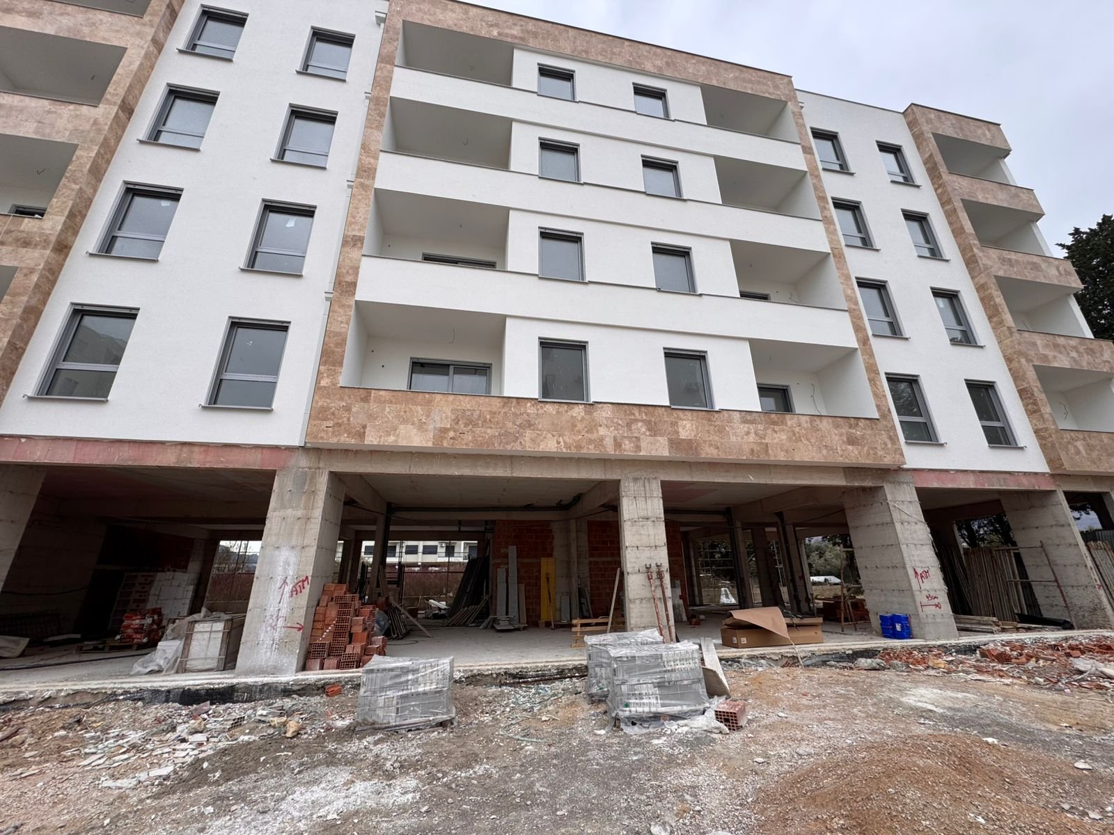 Prime Ulcinj investment: modern multi-story apartments with balconies, quality builds by ekosphere doo. View more on immorenta.me.