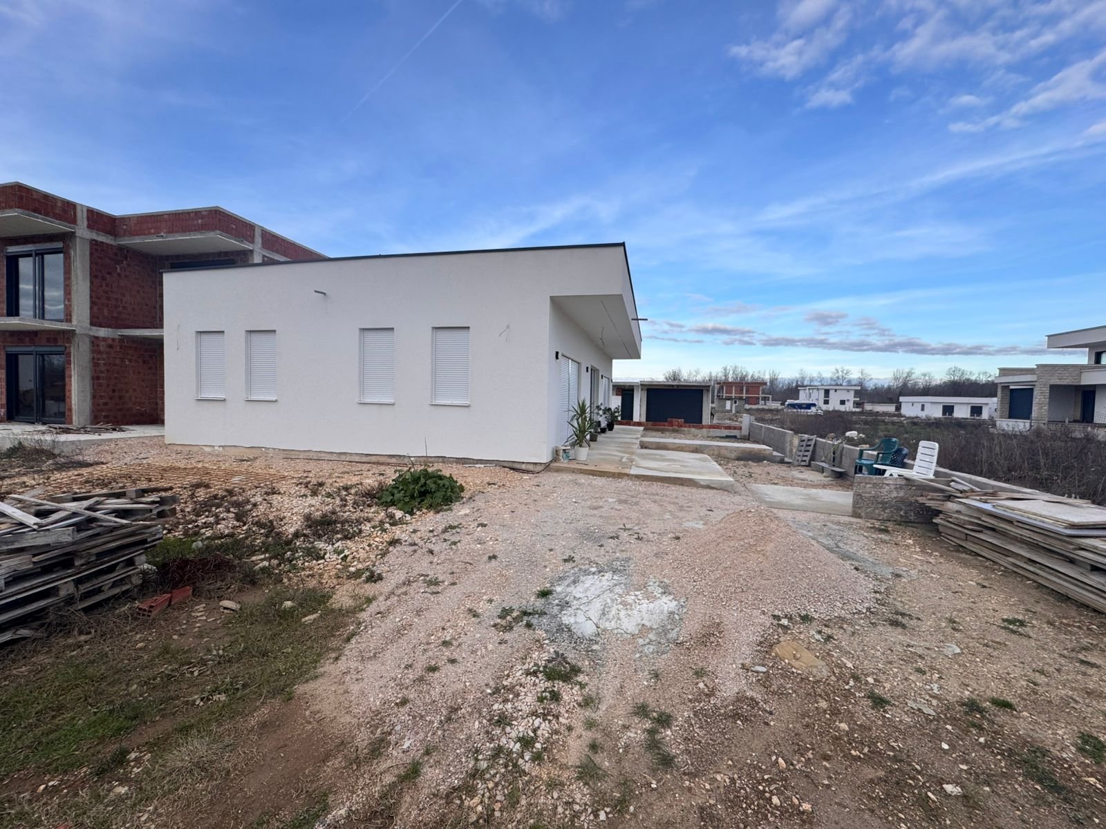 Modern single-story white home in Ulcinj, Montenegro&mdash;prime investment on immorenta.me by ekosphere doo; growth area.