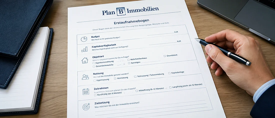 Eine Person hält einen Stift über ein deutsches Immobilienantragsformular mit dem Titel „Plan B Immobilien“, das Ankreuzfelder und Felder für Budget, Bonität, Objektdetails, Nutzung, Zeitrahmen und gewünschten Standort enthält.