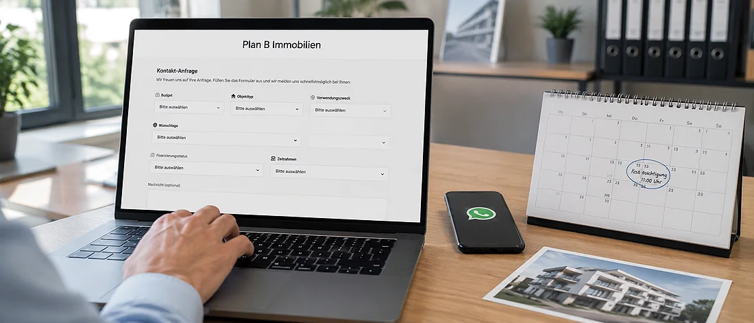 Kontakt - Eine Person sitzt an einem Schreibtisch und nutzt einen Laptop, auf dem eine Immobilien-Website geöffnet ist. Daneben liegen ein Smartphone mit einem WhatsApp-Symbol, ein Foto eines Gebäudes und ein Kalender, der den September 2022 zeigt. Im Hintergrund sind Büroartikel zu sehen.