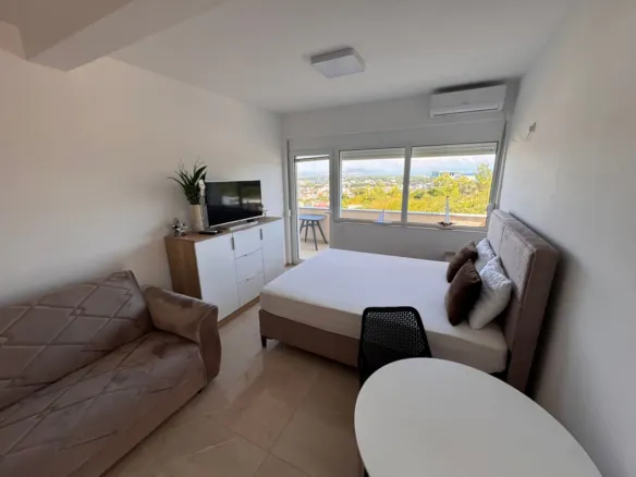 Modernes Schlafzimmer in Ulcinj mit Doppelbett, Couch, TV, Balkon, atemberaubender Aussicht; Top-Immobilie von immorenta.me (ekosphere doo).