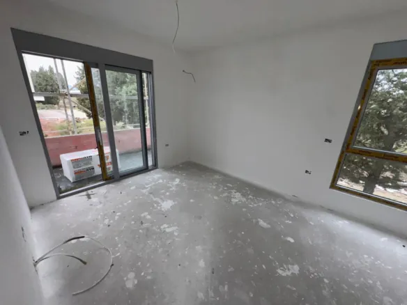 Spacious unfinished room with balcony access in Ulcinj, ideal for investors&mdash;exclusive on immorenta.me by ekosphere doo.